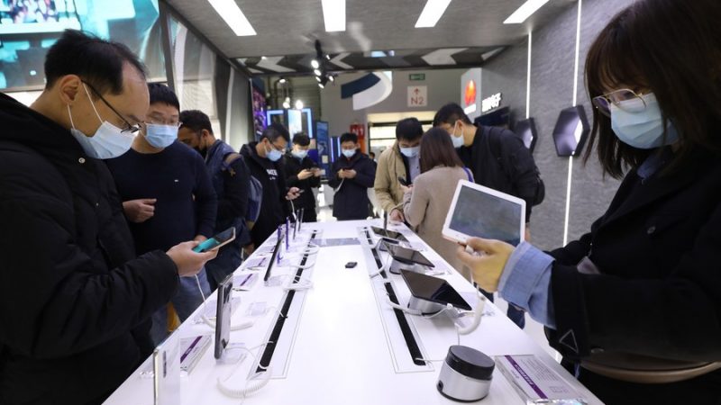 Remessas de celulares da China sobem em março