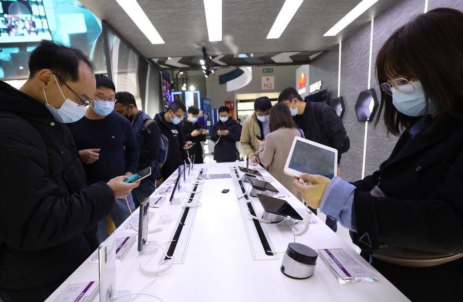 Remessas de celulares da China sobem em março