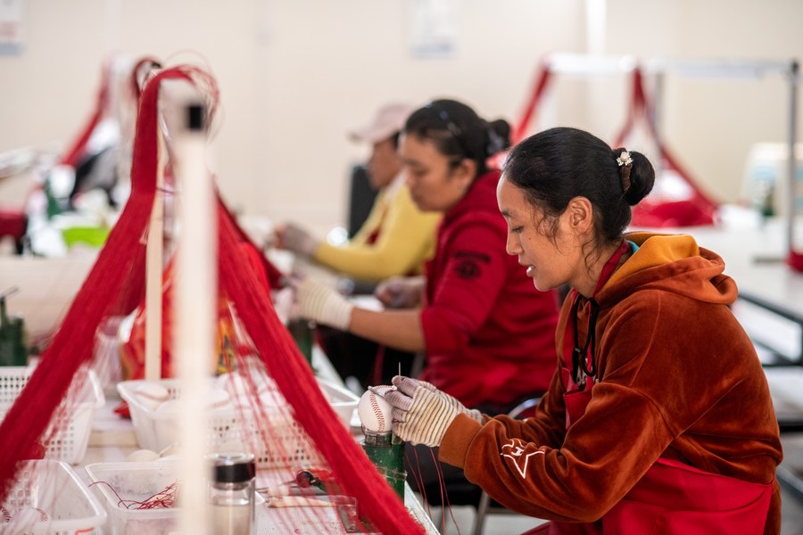 Êxitos da China na redução da pobreza criam milagre em esforços globais por direitos humanos, diz livro branco