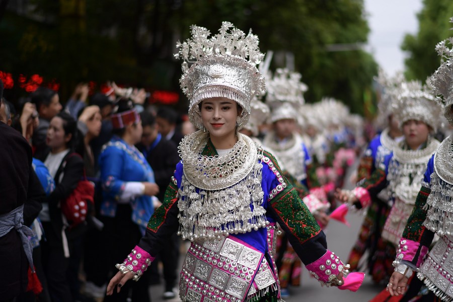 China trata todos os grupos étnicos igualmente, diz livro branco