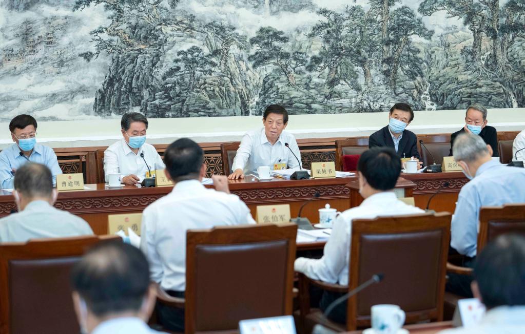 Legisladores chineses analisam projetos de lei em discussões em grupo