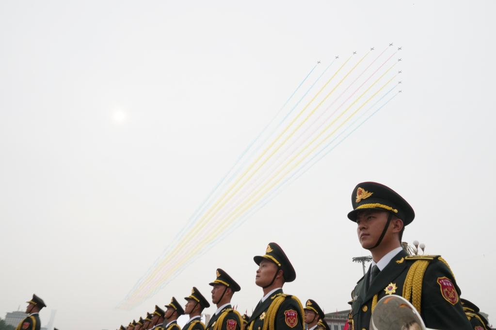 Aeronaves militares sobrevoam Praça Tian’anmen em escalões para celebrar centenário do PCC