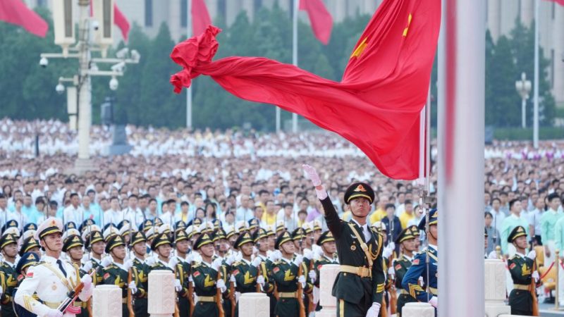 Cerimônia de hasteamento da bandeira nacional é realizada na Praça Tian’anmen durante cerimônia do centenário do PCC