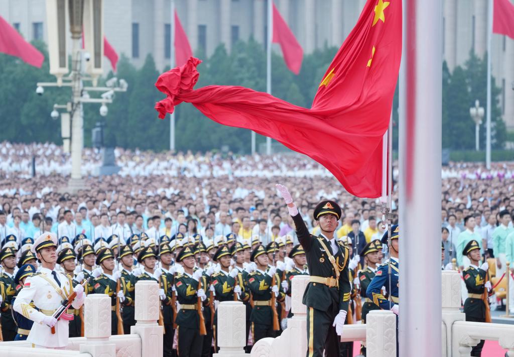 Cerimônia de hasteamento da bandeira nacional é realizada na Praça Tian’anmen durante cerimônia do centenário do PCC