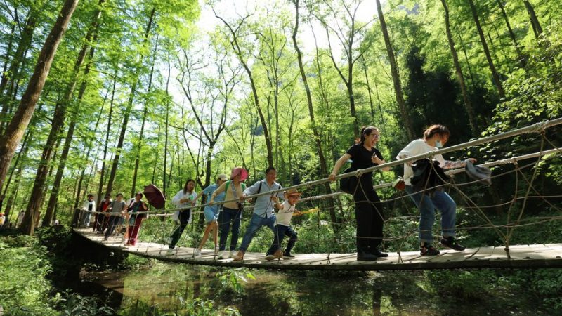 Zhangjiajie, na China, realiza evacuação ordenada de turistas após ressurgimento da COVID-19