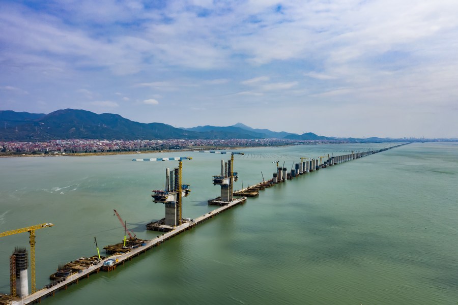 Ponte principal da ferrovia de alta velocidade de travessia marítima da China completa junção