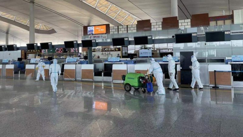 Aeroporto de Nanjing reabre após fechamento de um mês por COVID-19