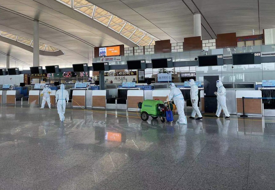 Aeroporto de Nanjing reabre após fechamento de um mês por COVID-19