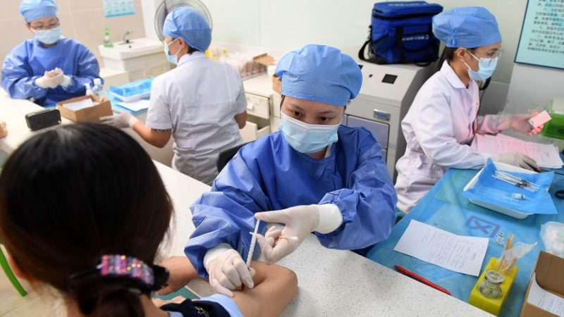 São aplicadas 2,214 bilhões de doses de vacinas contra COVID-19 na parte continental da China