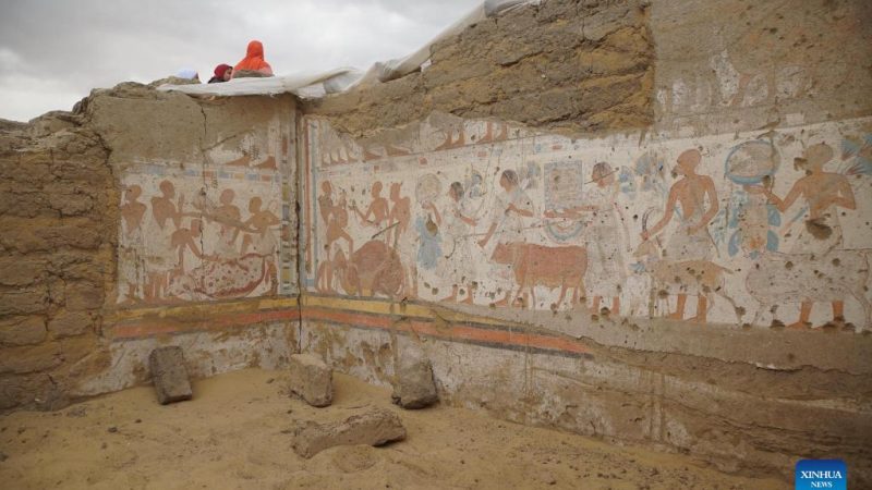 Egito descobre interior de tumba antiga em necrópole de Saqqara, próximo das pirâmides de Gizé