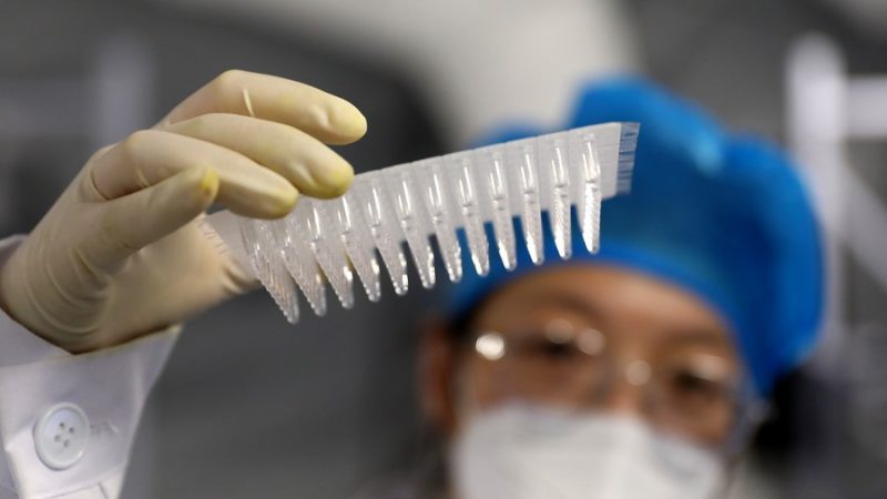 Dois medicamentos chineses anti-COVID-19 entram em fase de teste humano