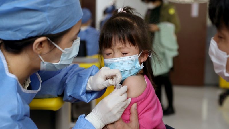 China administra mais de 2,449 bilhões de doses de vacinas contra COVID-19 na parte continental