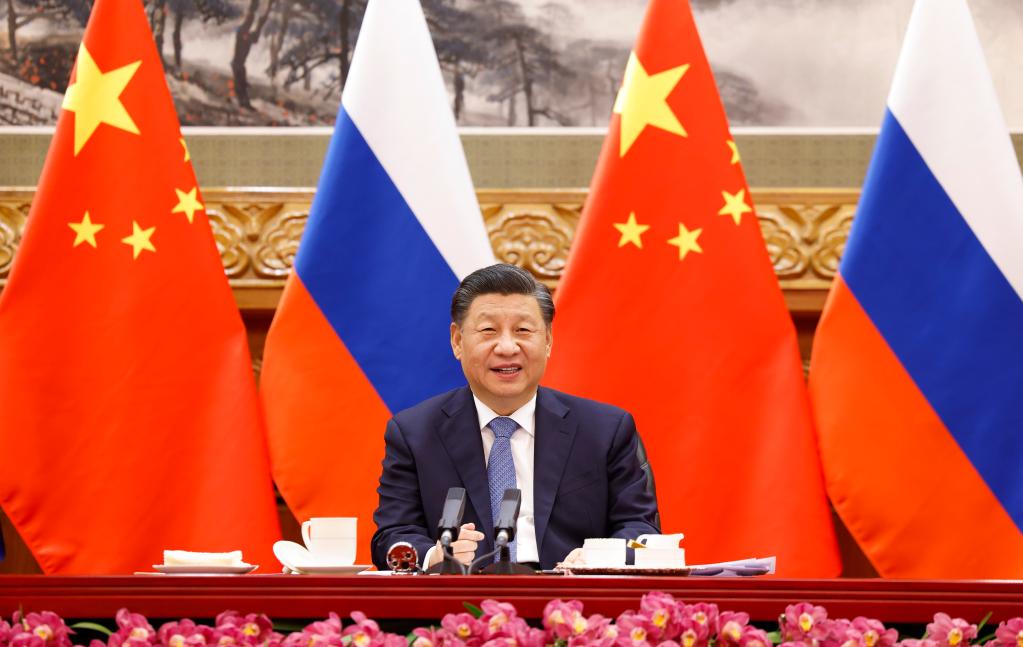 Xi e Putin elogiam “relações-modelo” entre os dois países e prometem defender a justiça internacional