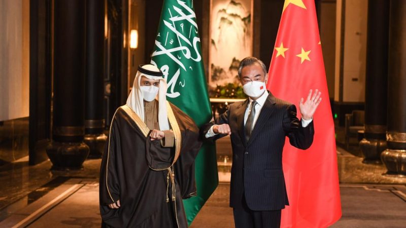 Chanceler chinês realiza conversações com seu homólogo da Arábia Saudita