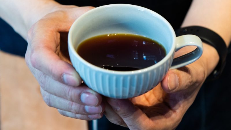 Tomar café e chá pode reduzir riscos de derrame e demência, diz estudo