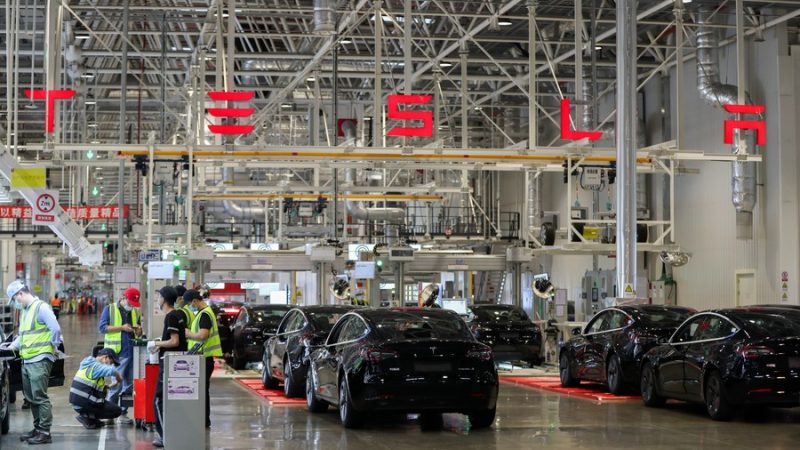 Fábrica da Tesla em Shanghai retoma produção