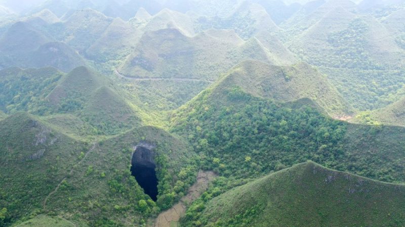 Buraco gigante de karst é descoberto em Guangxi da China