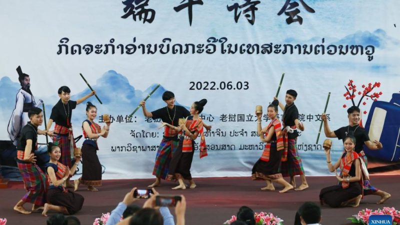 Estudantes do Laos conhecem cultura chinesa na celebração do Barco do Dragão