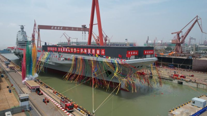 China lança seu terceiro porta-aviões