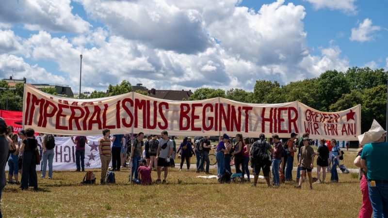 Cúpula do G7 é realizada em meio a protestos