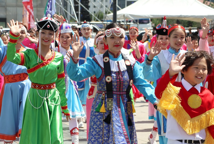 Festival Nacional de Trajes é realizado na Mongólia para promover turismo