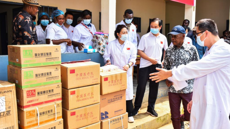 Equipe médica chinesa oferece serviços de saúde gratuitos na zona rural de Camarões