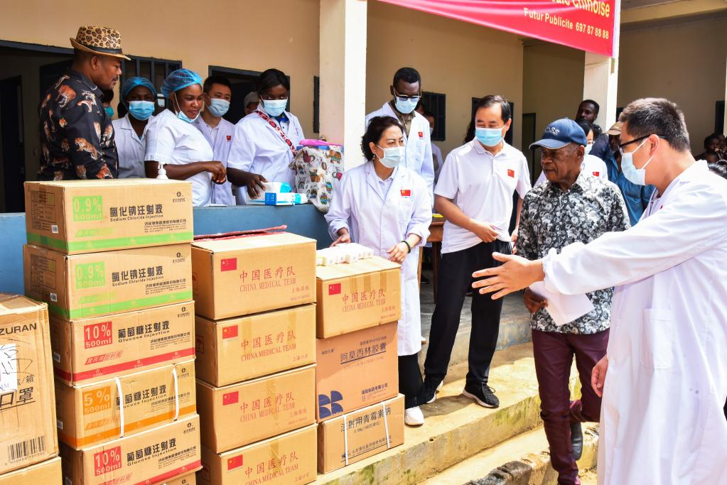 Equipe médica chinesa oferece serviços de saúde gratuitos na zona rural de Camarões