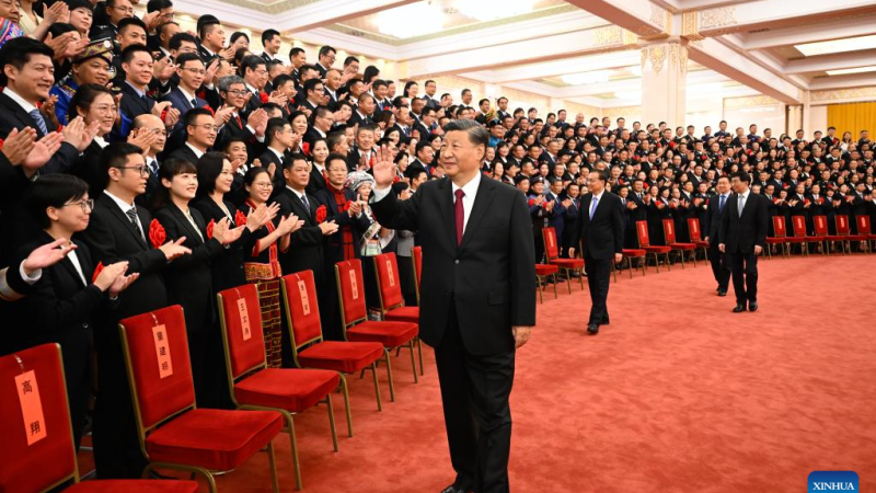 Xi se reúne com funcionários públicos modelo