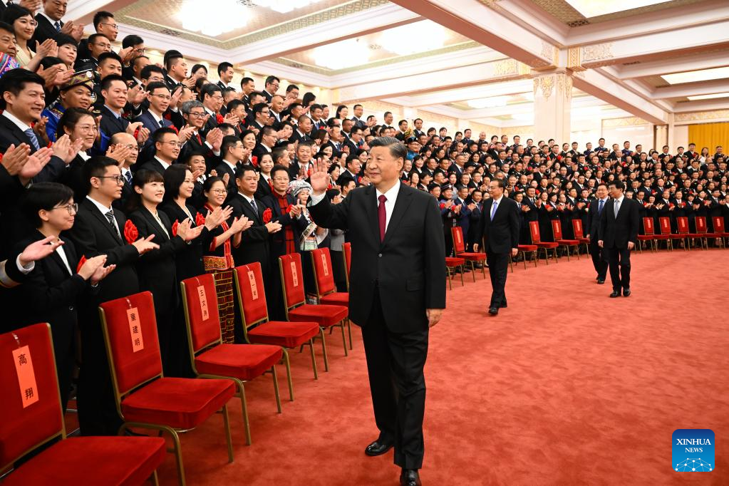 Xi se reúne com funcionários públicos modelo