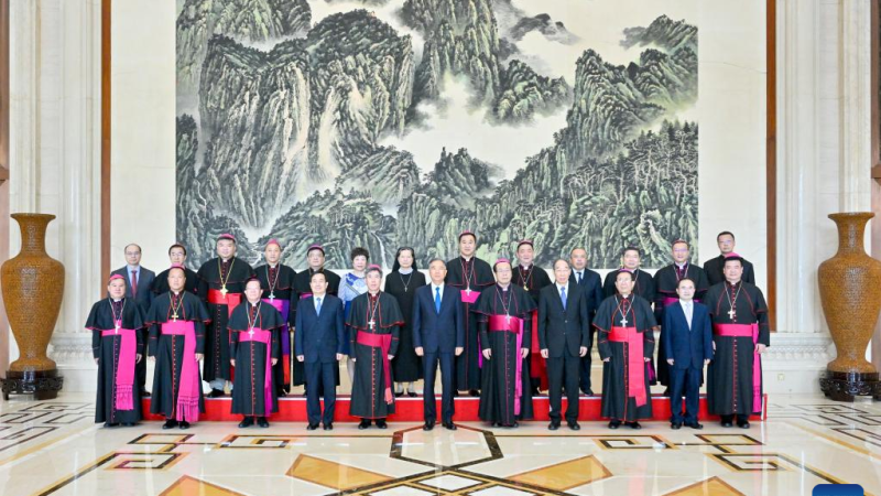 Principal conselheiro político chinês se reúne com líderes católicos chineses