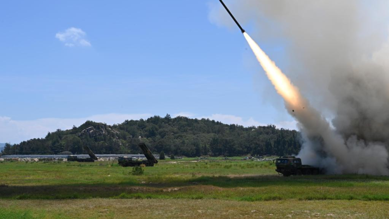 Comando do Teatro Leste do exército chinês lança exercícios conjuntos de tiro real sem precedentes ao redor da Ilha de Taiwan