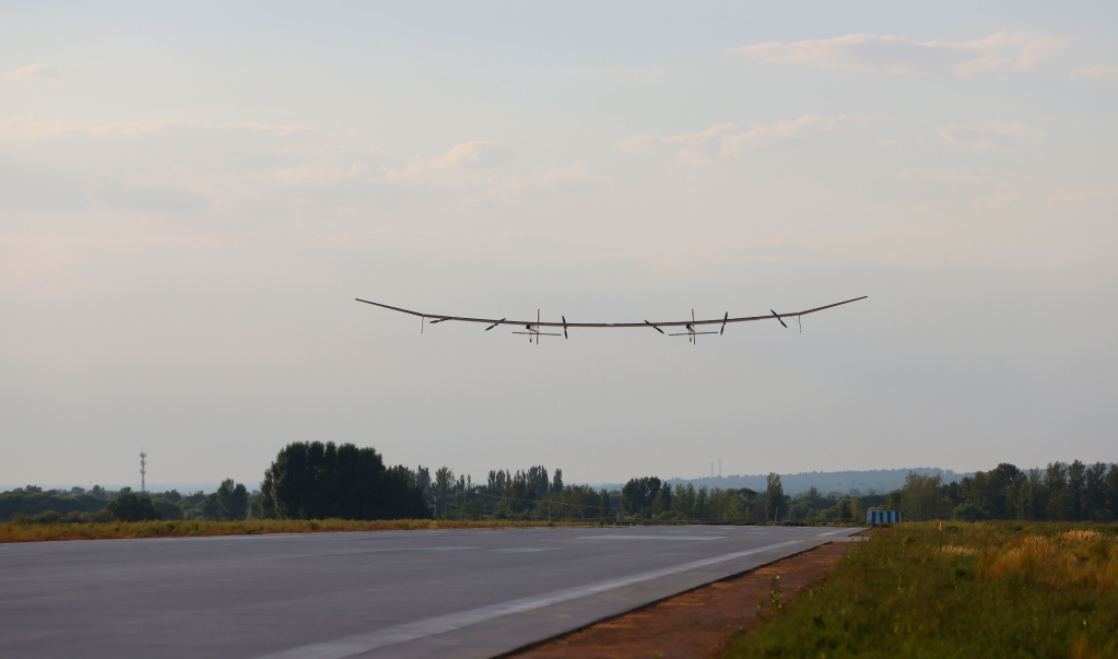 Grande UAV movido a energia solar da China faz voo inaugural