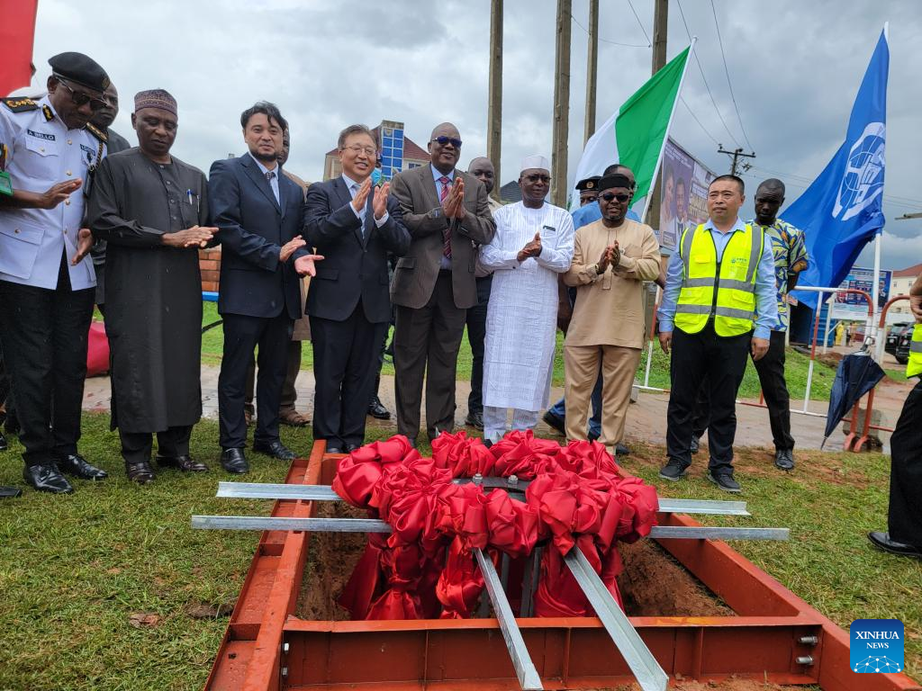 Segunda fase de projeto de semáforos movidos a energia solar auxiliado pela China é iniciada na capital da Nigéria