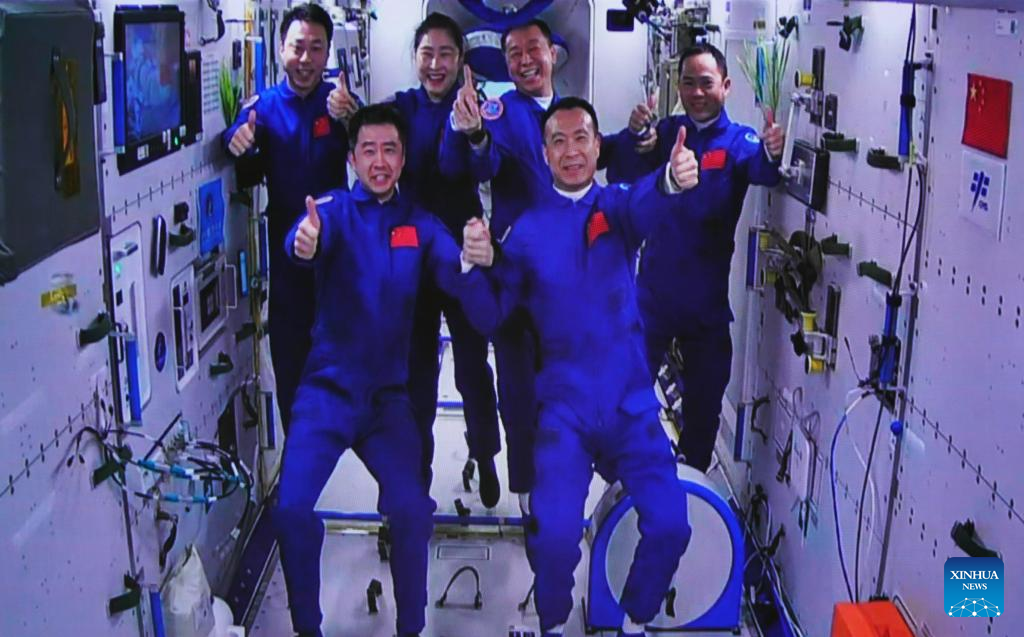 Seis astronautas chineses em duas missões fazem reunião histórica no espaço