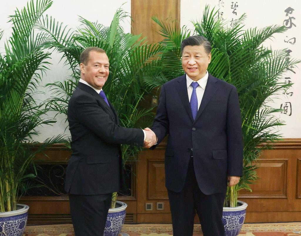 Xi se reúne com presidente do partido Rússia Unida, Medvedev