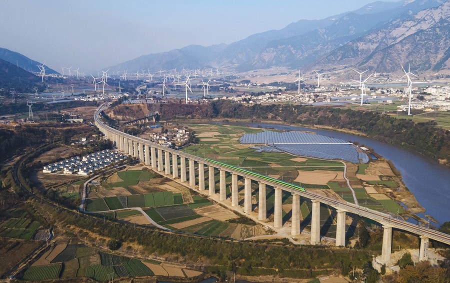 Viagens de trem no sudoeste da China em via rápida com a abertura de nova linha