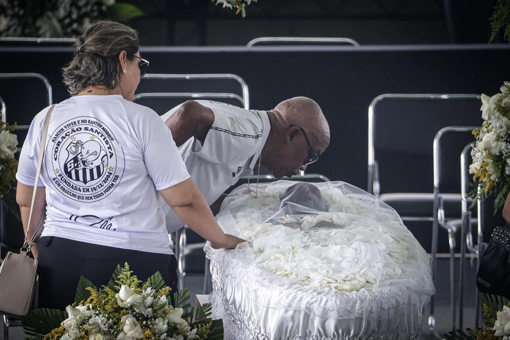 Milhares de pessoas enfrentam longas filas para se despedir de Pelé