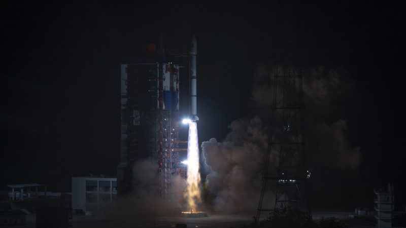 China lança novo satélite de telecomunicações