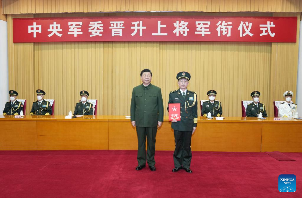 Xi apresenta certidão de título para promover oficial militar ao posto de general