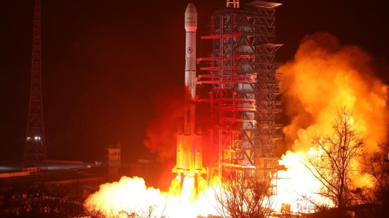 China lança novo satélite de comunicações