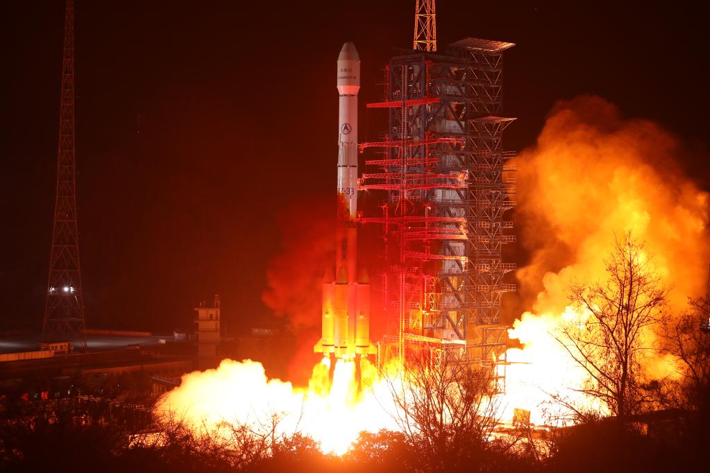 China lança novo satélite de comunicações