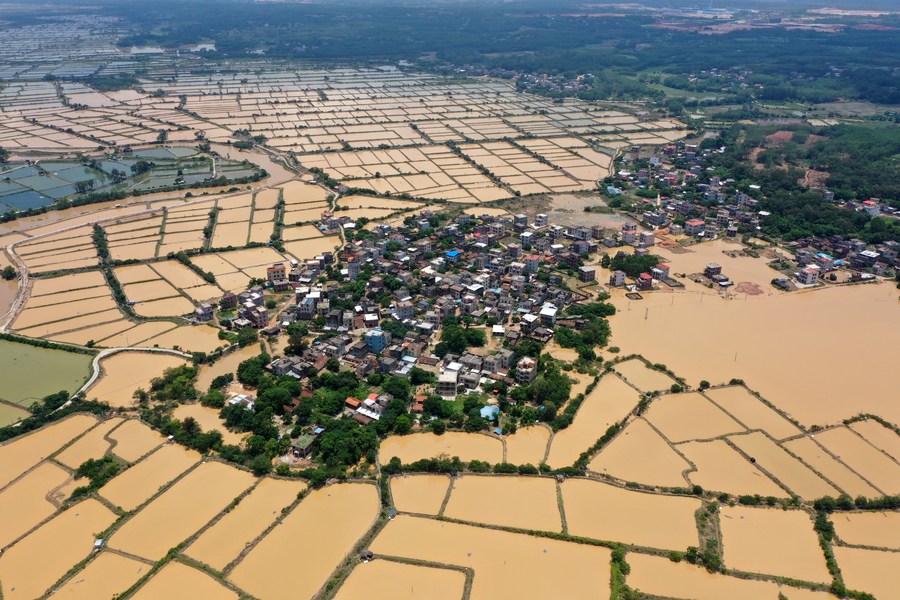 China emite alerta de desastre geológico para áreas atingidas pela chuva