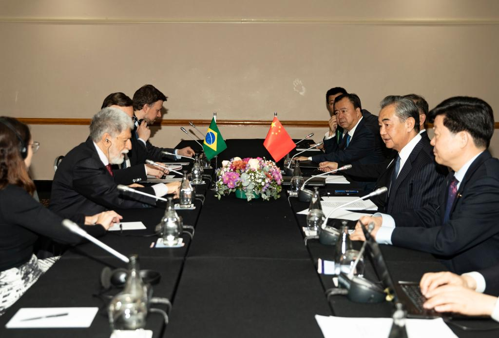 China está pronta para convergir estratégia de desenvolvimento com Brasil, diz Wang Yi