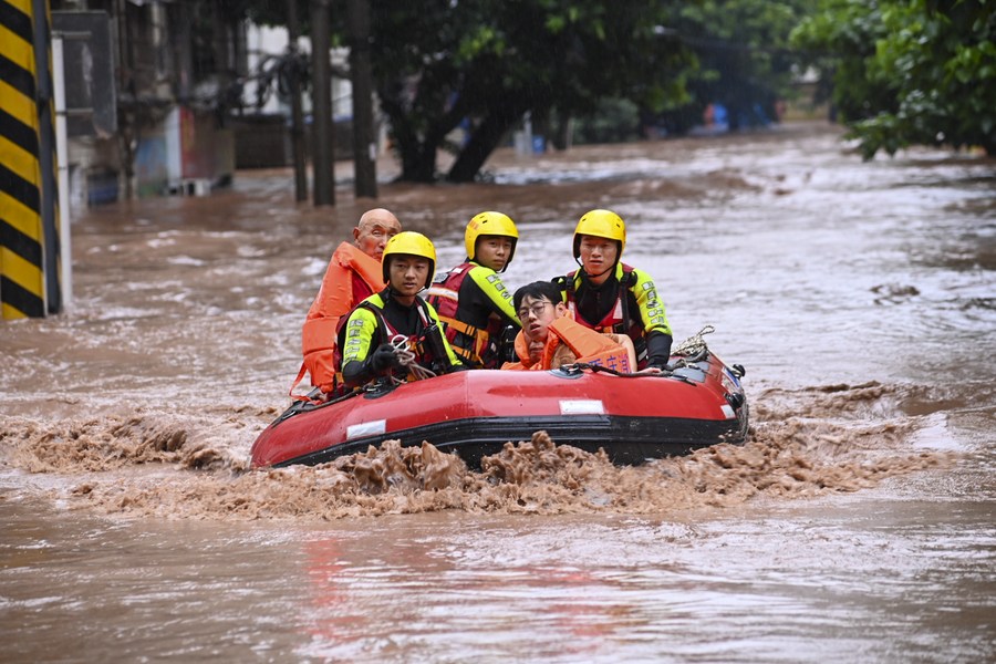 Chuvas torrenciais deixam 15 mortos e quatro desaparecidos no município chinês de Chongqing