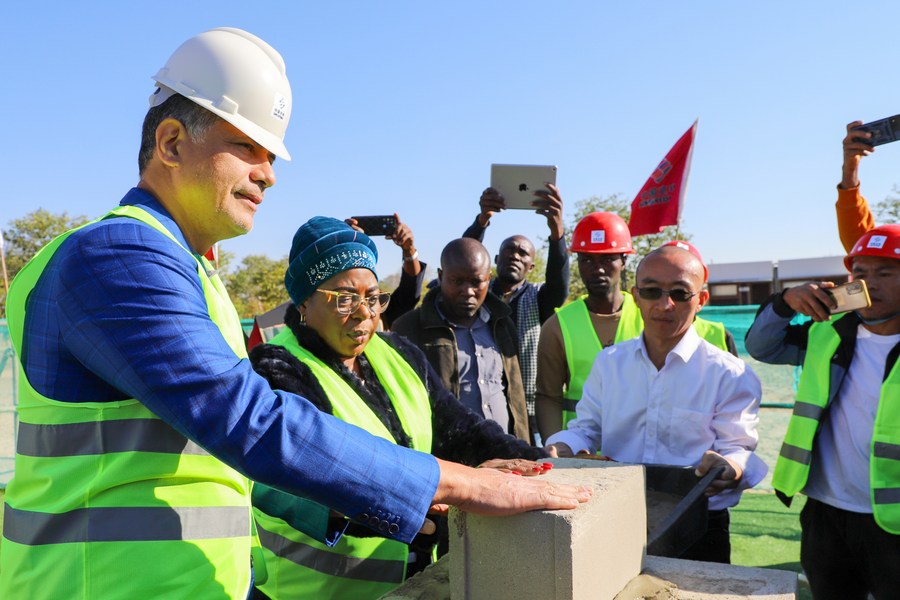 Empresa chinesa é elogiada em Angola pela doação de escola rural