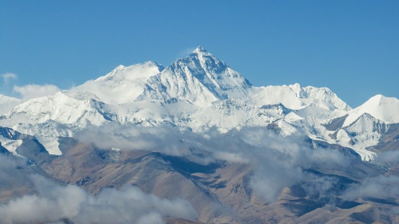 Expedição chinesa mede espessura de neve no cume do Monte Qomolangma