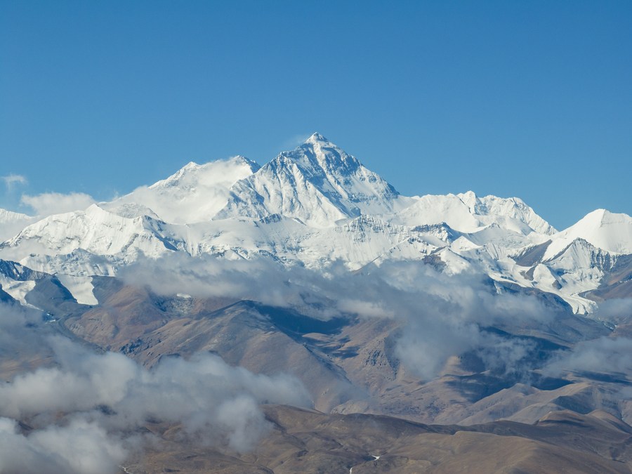 Expedição chinesa mede espessura de neve no cume do Monte Qomolangma