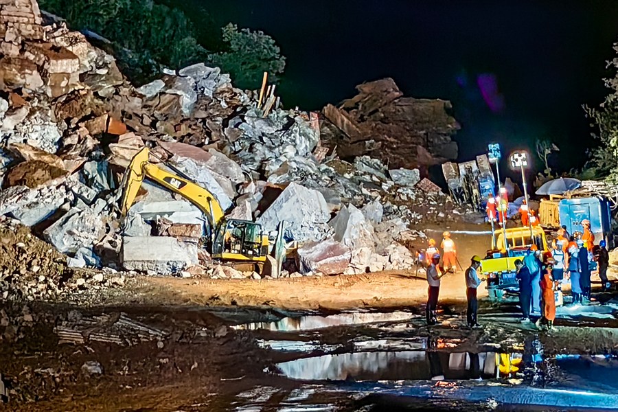 Cinco são resgatados e nove permanecem desaparecidos após deslizamento de terra no centro da China