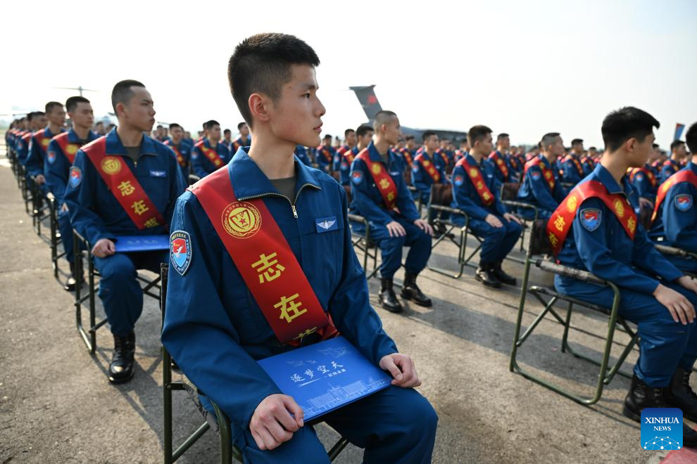 Força aérea chinesa recruta número recorde de cadetes em 2023