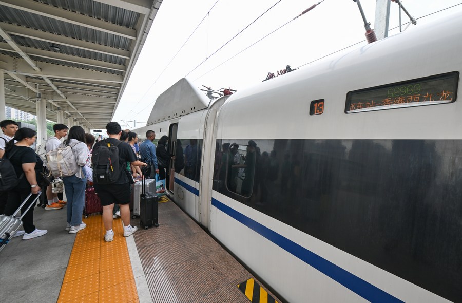 Ferrovias chinesas registram 406 milhões de viagens de passageiros em julho